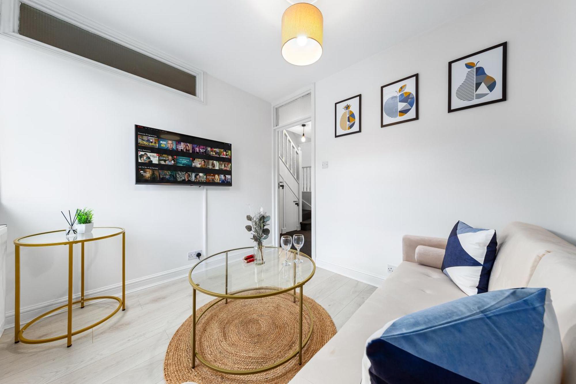 Central & Modern 1 Bed Apartment - 3Min To Train Station & Sleeps 4 - The Holloway Suite Apartamento *