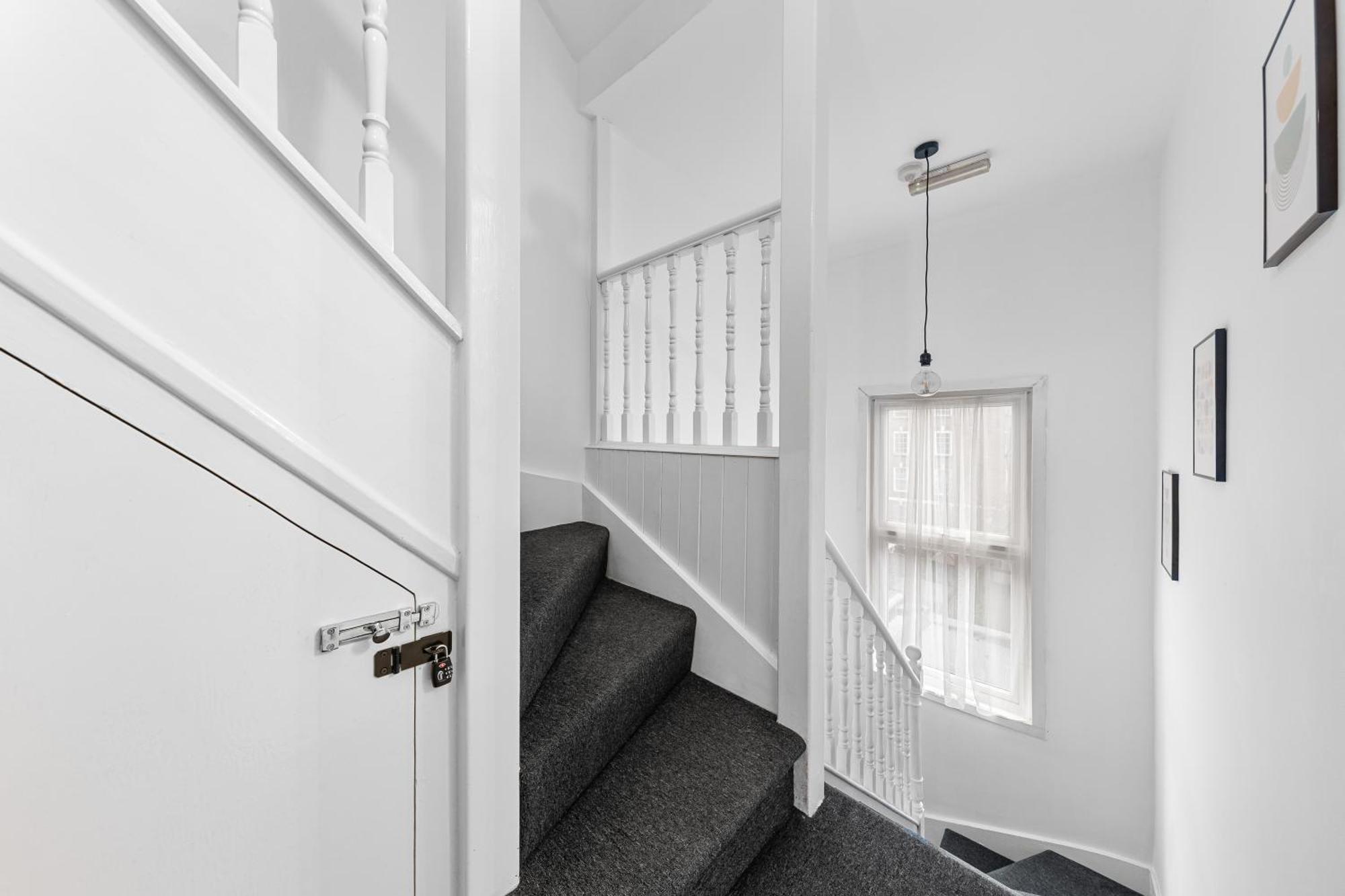 Apartamento Central & Modern 1 Bed Apartment - 3Min To Train Station & Sleeps 4 - The Holloway Suite *