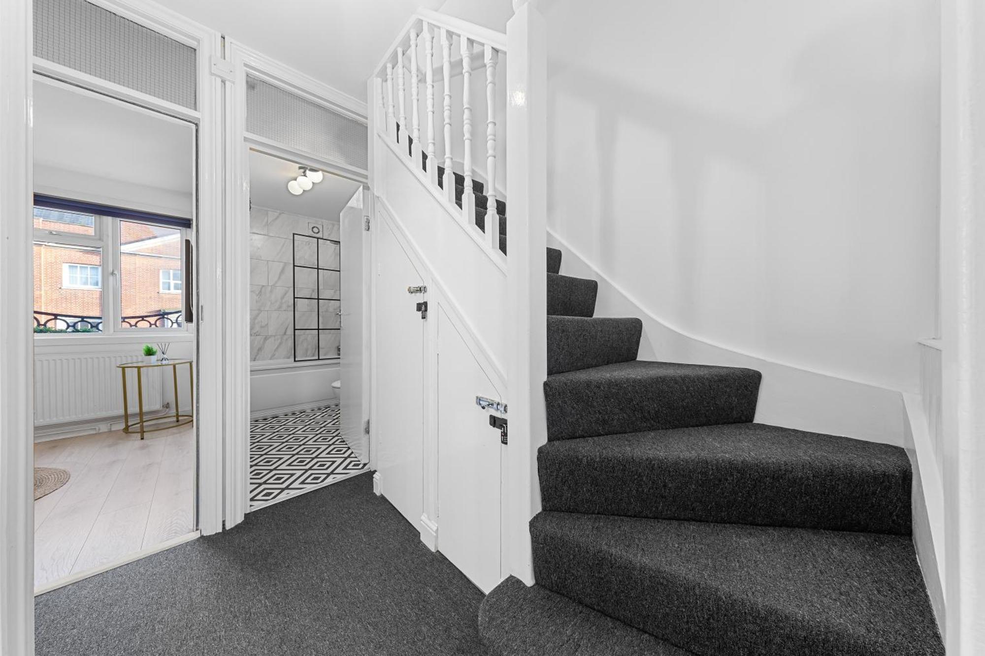 Central & Modern 1 Bed Apartment - 3Min To Train Station & Sleeps 4 - The Holloway Suite Londres
